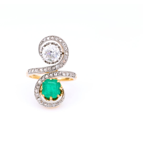 Belle Époque French Emerald and Diamond 18k Yellow Gold Platinum Toi et Moi Ring