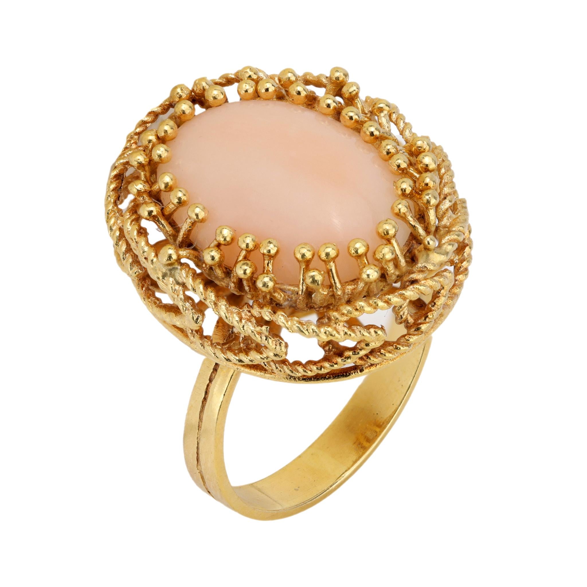 Vintage Italy coral 18k yellow gold cocktail ring