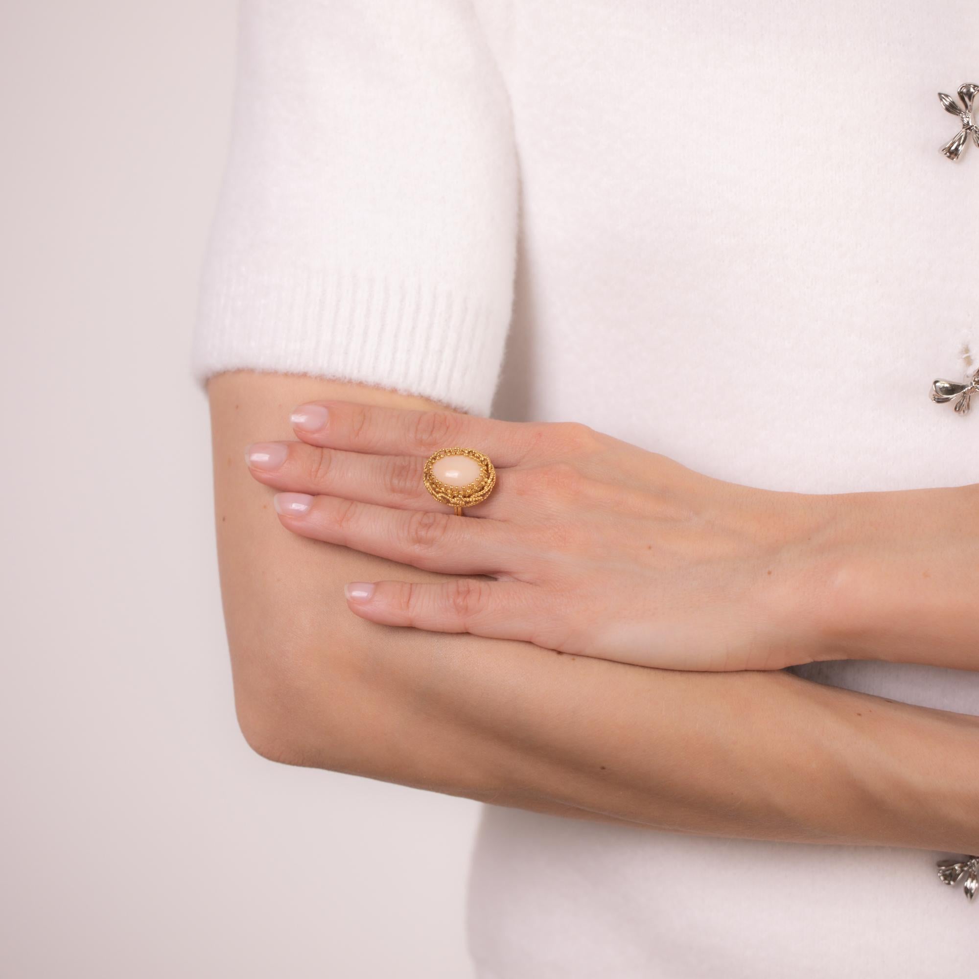 Vintage Italy coral 18k yellow gold cocktail ring