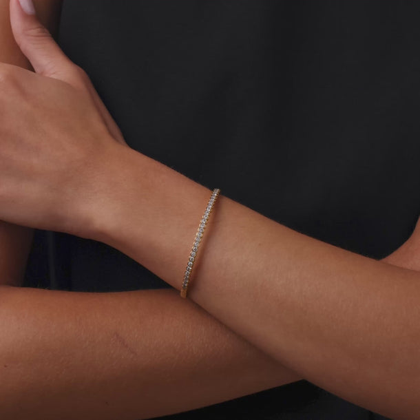 Contemporary 1.50 carat diamond 18k yellow gold bangle