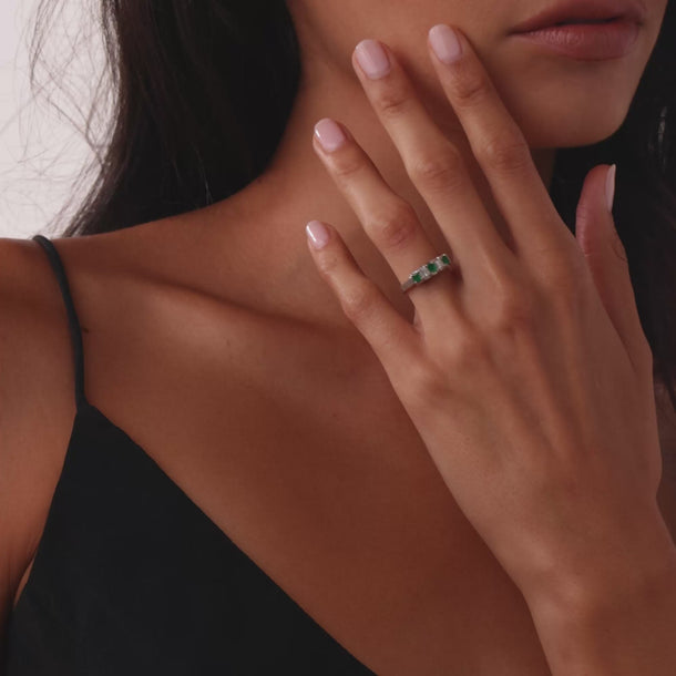 Vintage diamond emerald platinum band ring