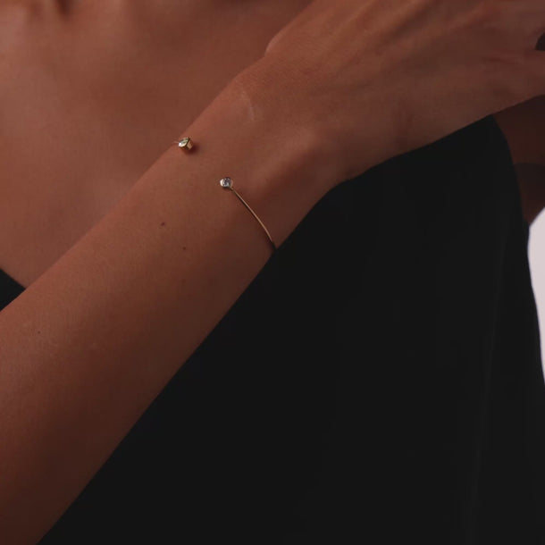 Contemporary white and yellow diamond 18k yellow gold bangle bracelet